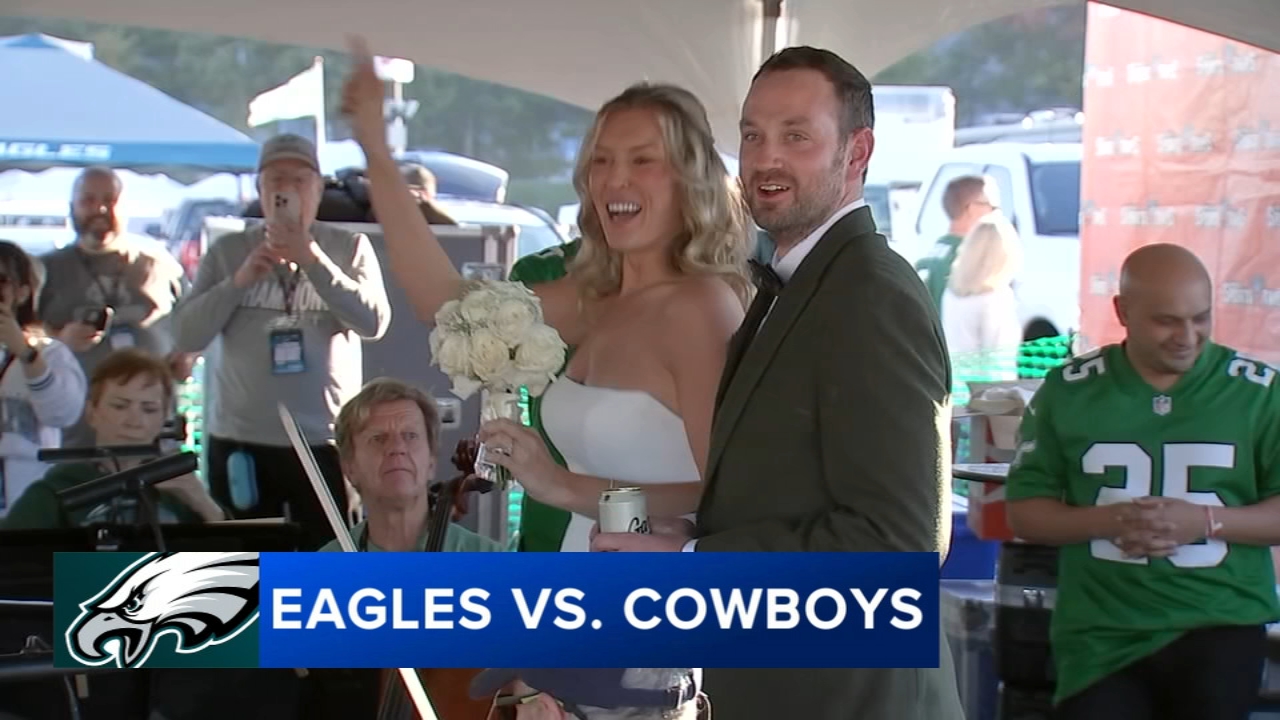 Chicago couple Lindsey Carl, Brandon Byrd get married at Philadelphia Eagles tailgate before MNF
       — San Mateo Community news
